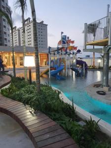 un parque acuático con un tobogán de agua y un barco en Salinas Exclusive Resort en Salinópolis