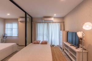 Voodi või voodid majutusasutuse Title Naiyang residence Excellent location with pool view toas