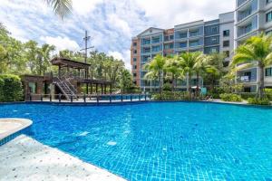 una grande piscina di fronte a un edificio di Title Naiyang residence Excellent location with pool view a Nai Yang Beach