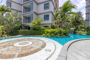 Bassein majutusasutuses Title Naiyang residence Excellent location with pool view või selle lähedal