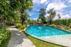 Bassein majutusasutuses Title Naiyang residence Excellent location with pool view või selle lähedal