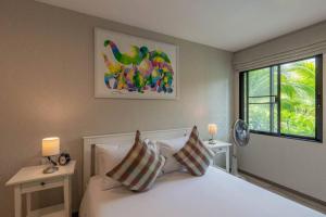 Voodi või voodid majutusasutuse Title Naiyang residence Excellent location with pool view toas