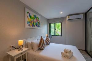 Voodi või voodid majutusasutuse Title Naiyang residence Excellent location with pool view toas