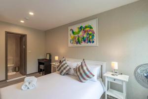 Voodi või voodid majutusasutuse Title Naiyang residence Excellent location with pool view toas