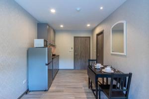 Nhà bếp/bếp nhỏ tại Title Naiyang residence Excellent location with pool view