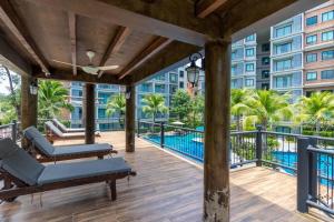 Hồ bơi trong/gần Title Naiyang residence Excellent location with pool view