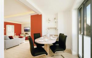 ein Esszimmer und ein Wohnzimmer mit einem Tisch und Stühlen in der Unterkunft Garden Suite in Binz