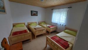 Voodi või voodid majutusasutuse Tičarjev Dom at Vrsic pass toas