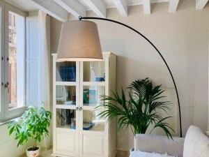 duża lampa podłogowa w salonie z rośliną w obiekcie Civico 198 w Cagliari