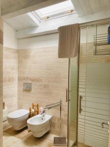 La salle de bains est pourvue de toilettes, d'un lavabo et d'une douche. dans l'établissement Civico 198, à Cagliari