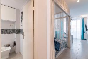 łazienka z drzwiami prowadzącymi do łazienki z toaletą w obiekcie LA SIESTA APARTMENT w mieście Costa Del Silencio