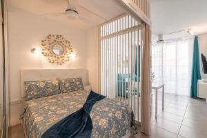 Łóżko lub łóżka w pokoju w obiekcie LA SIESTA APARTMENT
