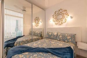 sypialnia z 2 łóżkami i lustrem na ścianie w obiekcie LA SIESTA APARTMENT w mieście Costa Del Silencio +26 zdjęć