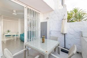 jadalnia ze stołem i krzesłami w obiekcie LA SIESTA APARTMENT w mieście Costa Del Silencio
