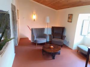 a living room with two chairs and a coffee table at O Casulo in Marvão