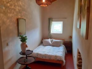 a small bedroom with a bed and a window at O Casulo in Marvão