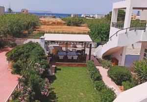 uma vista aérea de uma casa com um gazebo em Marina Villa em Kokkíni Khánion