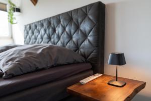 Кровать или кровати в номере Apartments im Gerberhaus