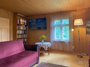 - un salon avec un canapé, une table et une fenêtre dans l'établissement Sepa farm stay, à Pikavere