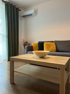 - Mesa de centro en la sala de estar con sofá en Sophia's Cozy Apartment, en Mediaş