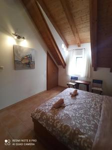um quarto com uma cama com duas toalhas em Apartmani Passer em Prvić Luka
