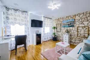 TV a/nebo společenská místnost v ubytování JMJ apartmaji Piran