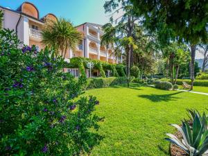 Κήπος έξω από το Hotel Marko
