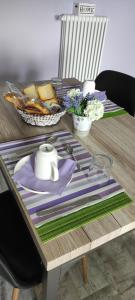 drewniany stół z talerzem jedzenia w obiekcie B&B Cascina Grattinera w mieście Sale San Giovanni