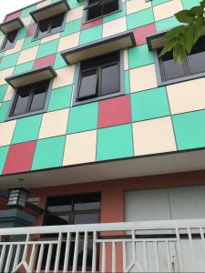 ein Gebäude mit farbenfroher Fliesenfassade in der Unterkunft SPOT ON 91336 Guesthouse Tarumanegara in Karawang
