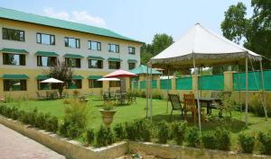 Taman di luar Hotel curio's All seasons