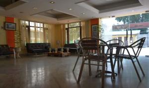 Ruang duduk di Hotel curio's All seasons