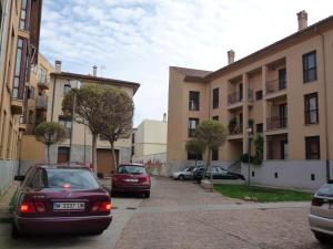 een groep auto's geparkeerd in een straat naast gebouwen bij Apartamento muy acogedor , en el casco antiguo. in Zamora