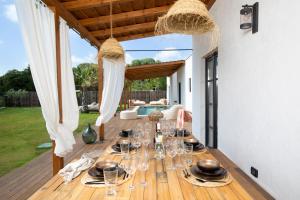 stół z kieliszkami do wina na drewnianym tarasie w obiekcie Andresita`s Palace State-of-the-art Tropical Villa w mieście Bale