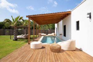 podwórko z basenem i drewnianym tarasem w obiekcie Andresita`s Palace State-of-the-art Tropical Villa w mieście Bale