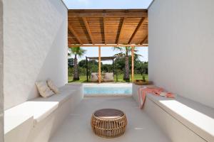 Bazén v ubytovaní Andresita`s Palace State-of-the-art Tropical Villa alebo v jeho blízkosti