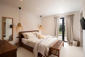 Posteľ alebo postele v izbe v ubytovaní Andresita`s Palace State-of-the-art Tropical Villa