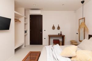 Posteľ alebo postele v izbe v ubytovaní Andresita`s Palace State-of-the-art Tropical Villa