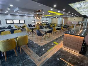 un restaurante con mesas y sillas en una habitación en Grand Nergiz Otel, en Antalya