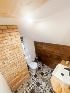 a bathroom with a toilet and a sink at Poddasze ceglane - Warpuny-Mazury- 12 km od Mrągowa in Warpuny