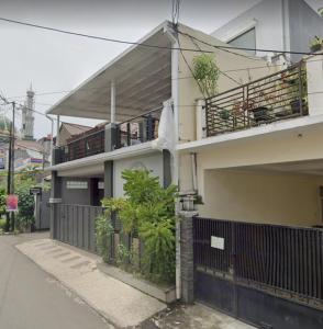 um edifício com plantas nas varandas dele em OYO 91341 D'phoenix Anggrek Syariah Residence em Jakarta