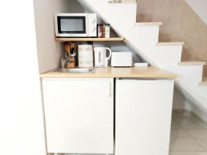 cocina con encimera y microondas en la parte superior en Estudios GLORIA, en Alicante
