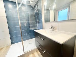 un baño con lavabo y ducha en Appartements meublés Brest Saint Marc, en Brest