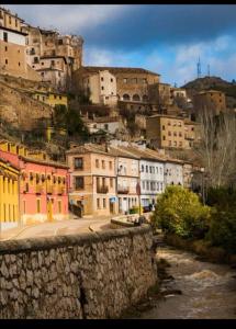 eine Gruppe von Gebäuden auf einem Berg in der Unterkunft La Casita de Colores de Alicia in Cuenca