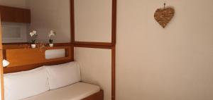 耶尔L'Étoile sous les Pins - La Loge的一间卧室配有一张带木制床头板和白色枕头的床。 更多9张照片