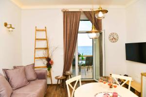 TV a/nebo společenská místnost v ubytování Apartment Carissima-Direct on sea, Lovran-Opatija