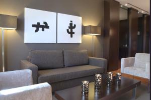 A seating area at Hotel Zenit Pamplona