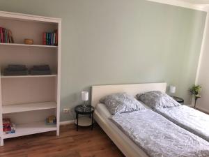 1 dormitorio con cama y estante para libros en Ferienwohnung Talpark, en Erfurt