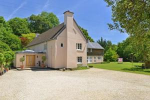 Gallery image of Osbornes Holiday House near Exeter with swimming pool in Exeter