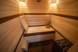una sauna vacía con un banco en el medio en Baltic Village, en Damp