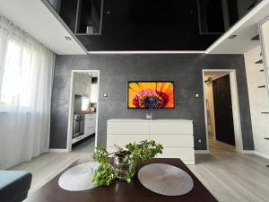 salon z telewizorem na ścianie w obiekcie Apartament MAKEJA w mieście Malbork